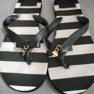 Cute Kate Spade New York black white 5-6 striped flip flops bow & Spade charm